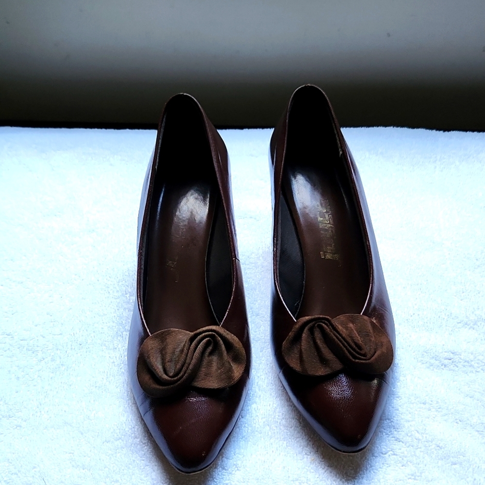 BROWN MID-SIZE LEATHER HEELS. BROWN BOW DESIGN ON FRONT.  SIZE 7 1/2 MEDIUM